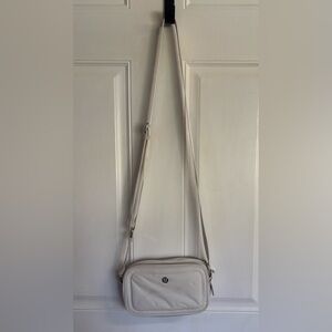 Lululemon 2L Solid Light IvoryCrossbody Camera adjustable strap Bag.  In VVGUC!
